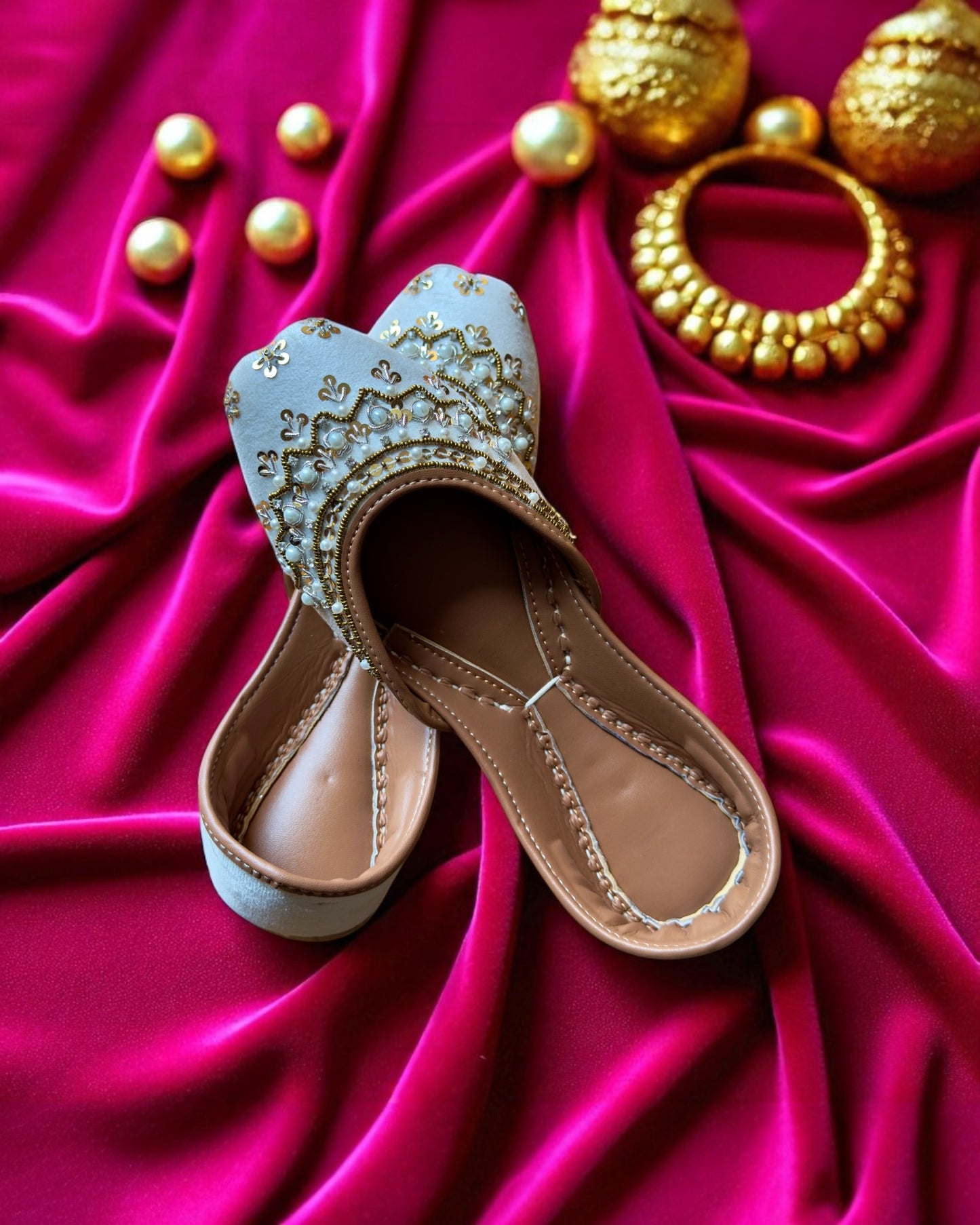 Shakti - White Punjabi Jutti