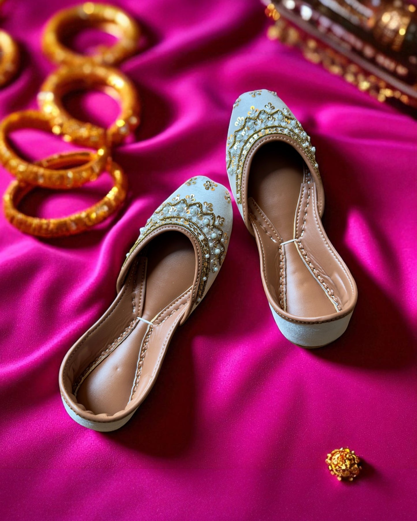 Shakti - White Punjabi Jutti