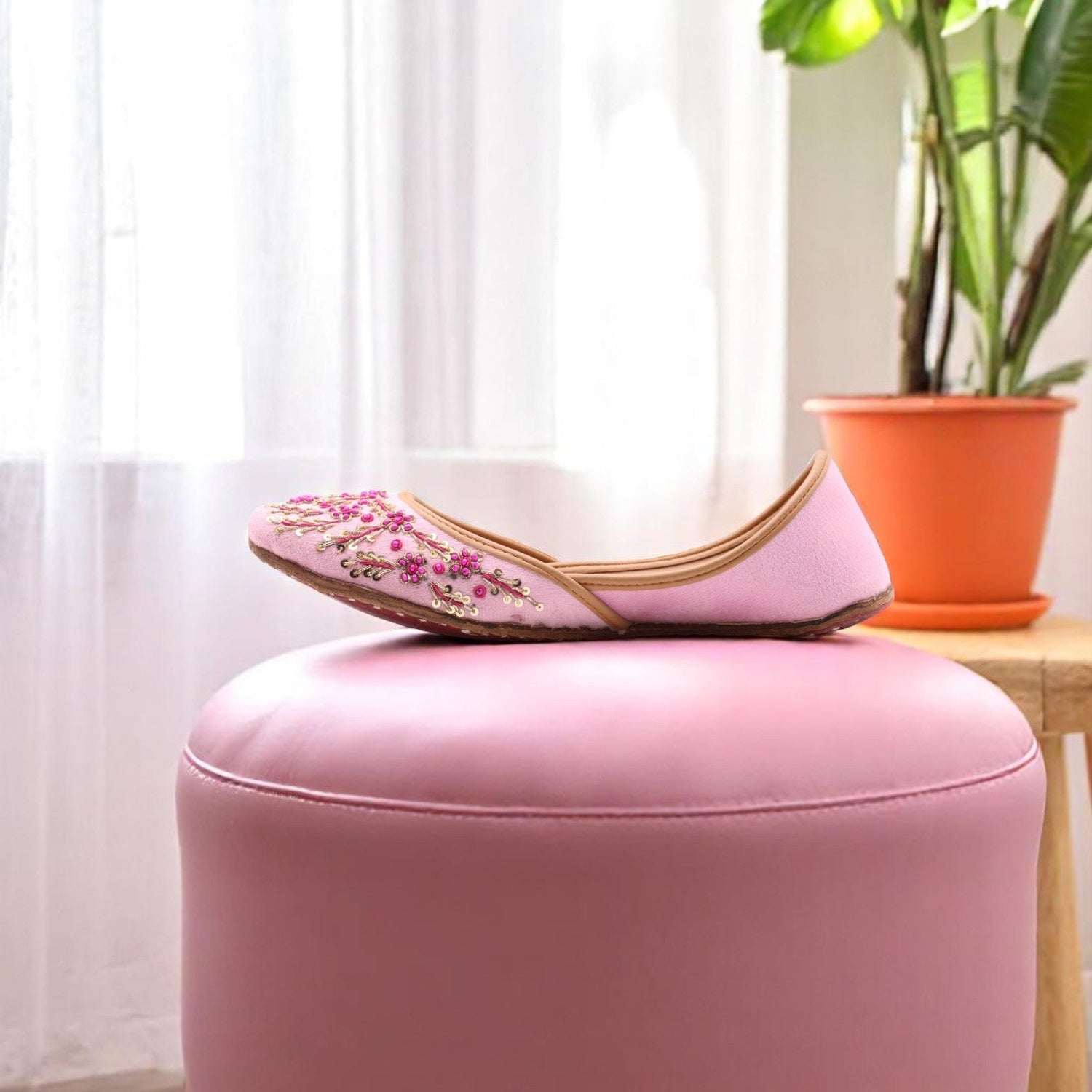pink juttis