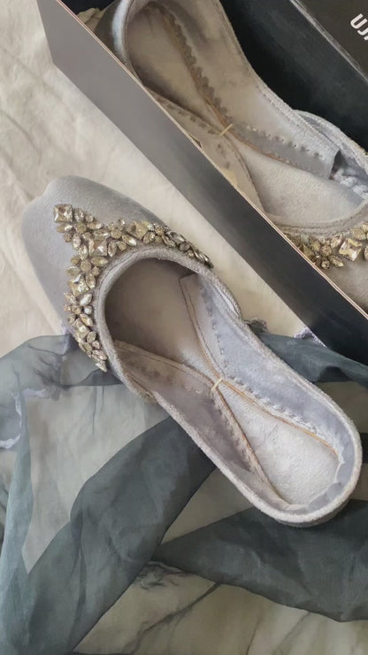 Aarya - Grey Jutti