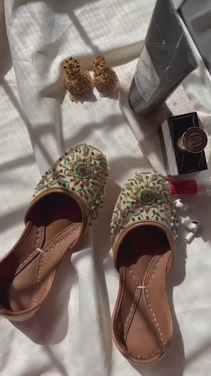 Qila - Beige Jutti