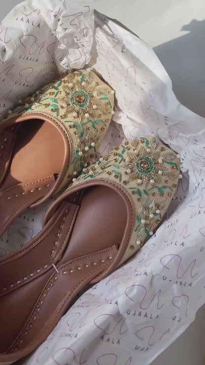 Qila - Beige Jutti