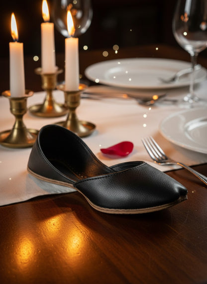 Ujaala Noora black plain pure leather jutti with a pointed toe and stitched sole.