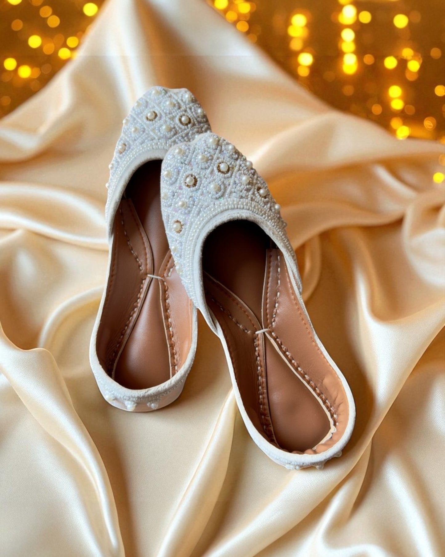 Nayaab - White Jutti