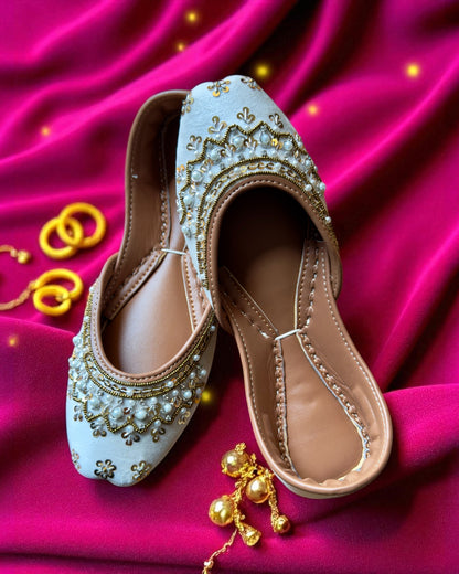 Shakti - White Punjabi Jutti