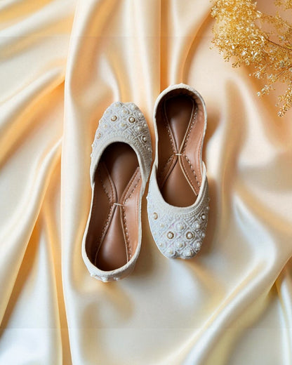 Nayaab - White Jutti