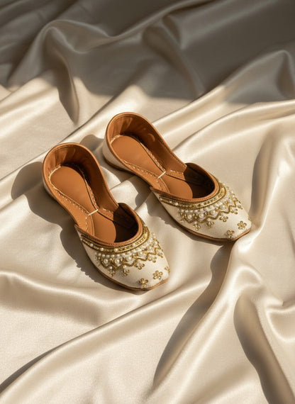 Shakti - White Jutti